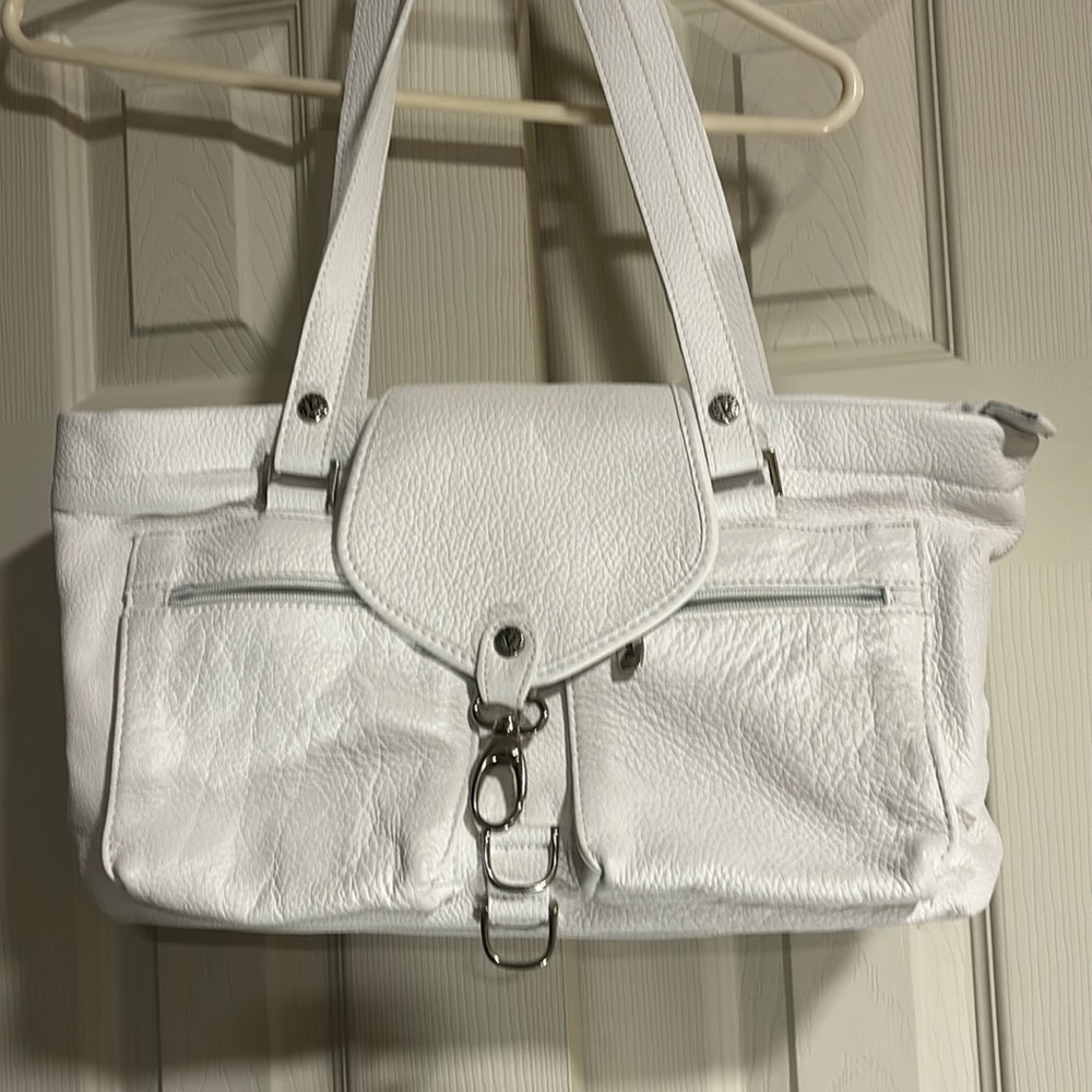 Valentina leather purse.White‎